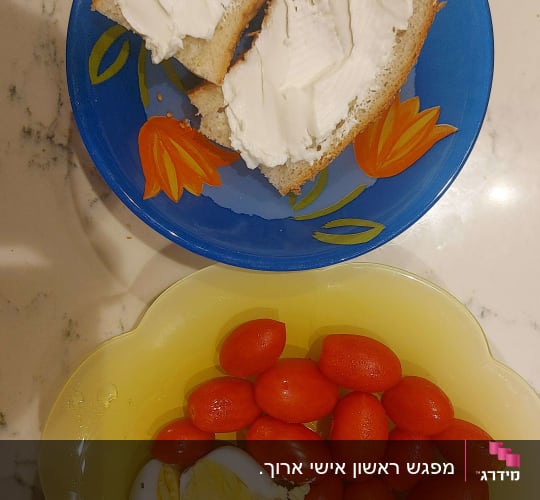 צלחת עם לחם גבינה, עגבניות וביצים קשות
